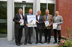 Norbert Winkelhues (Sparkasse Westmünsterland), Hauptgeschäftsführer Dr. Michael Oelck (Kreishandwerkerschaft), Landrat Konrad Püning, Kreishandwerksmeister Norbert Hoffmann und Herausgeber Franz Wennemann (v.l.n.r.)